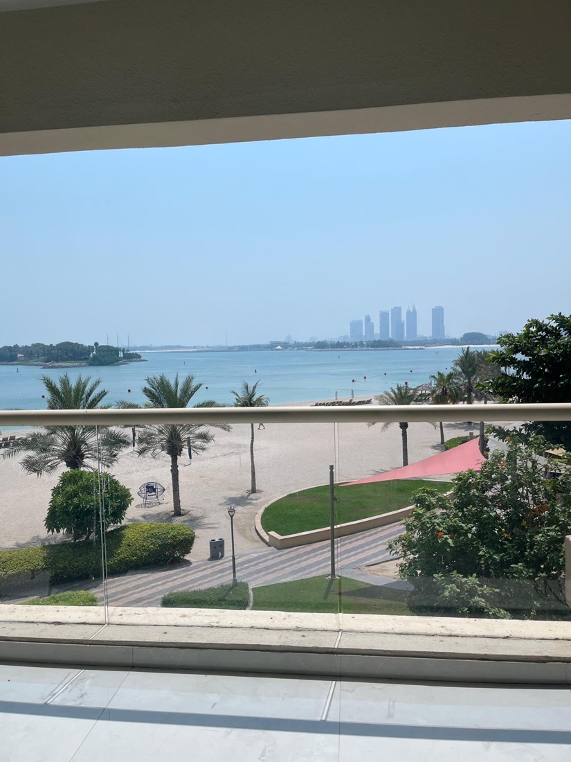Vue sur la plage et la skyline de Dubaï depuis le bureau de Guillaume