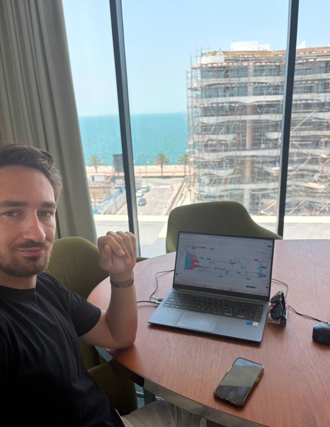 Guillaume Lidy devant son carnet d’ordres, vue sur la mer, à Dubaï